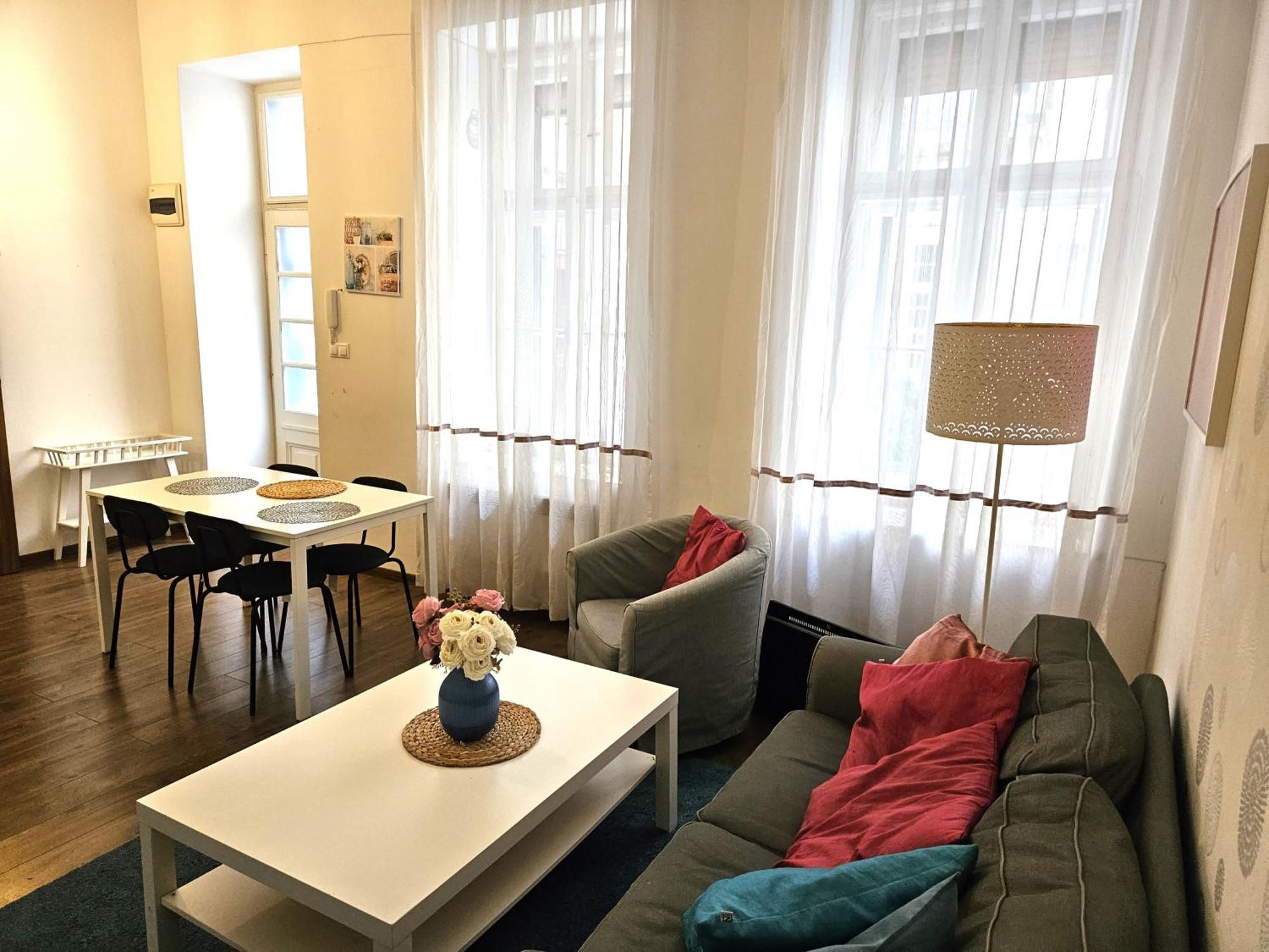 Modern 2 Bedrooms Flat In The Center *
